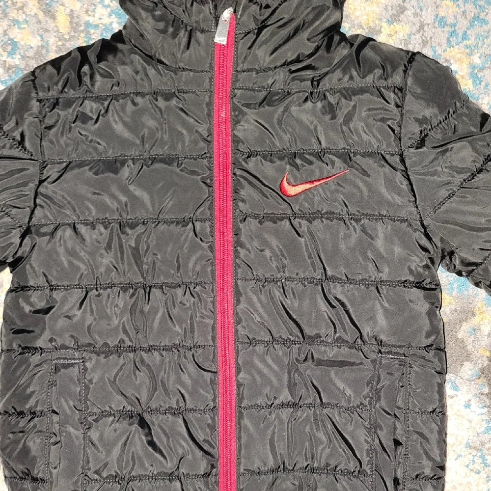 Like New Nike Black/Red Puffer Jacket  100--116 Cm 5-6 Yrs Toddler Hooded Puffer